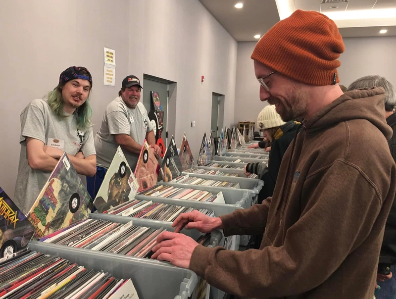 Show Vintage Voltage Expo